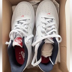Nike White and Red Air Sneakers
Air Force 1 LV8 4 'Pure Platinum University Red
